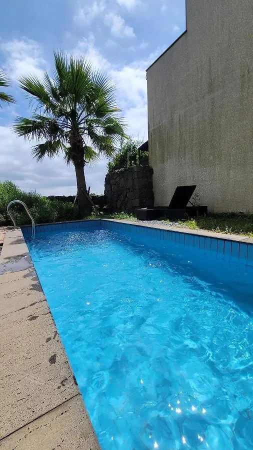 Marvillrick Spa&Poolvilla Jeju 3*,